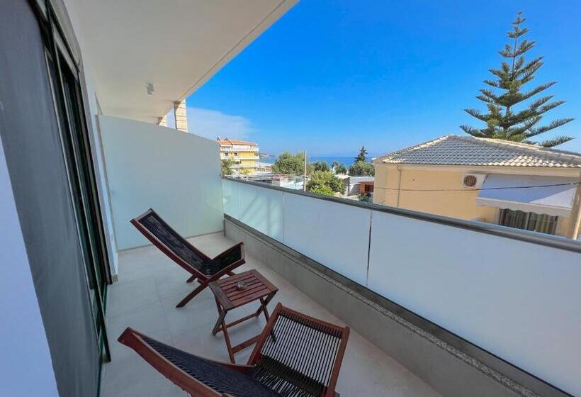 חדר דלוקס לשלושה עם נו לים, Dimitri