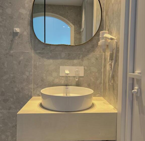 חדר דלוקס לשלושה עם נו לים, Dimitri