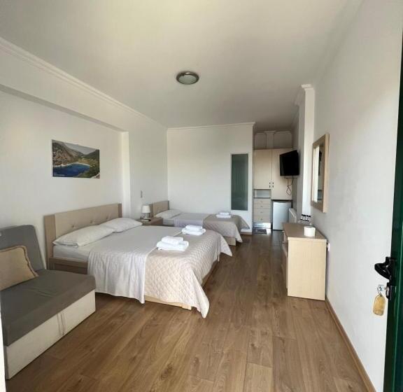 חדר סטנדרט לשלושה עם מרפסת, Dimitri