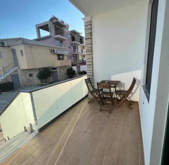 חדר בסיסי לשלושה, Dimitri