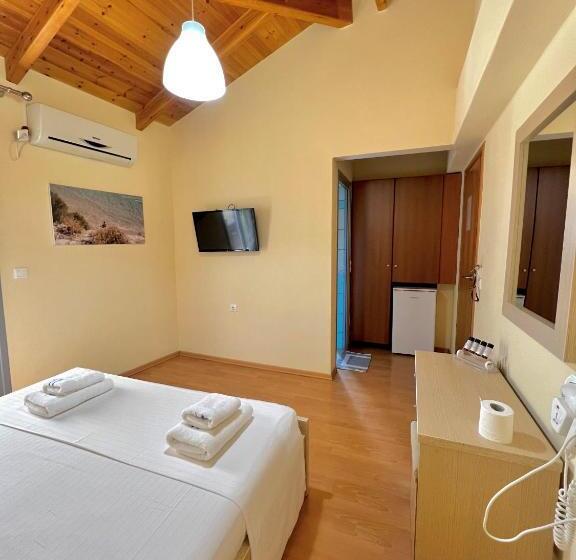 חדר אקונומי, Dimitri