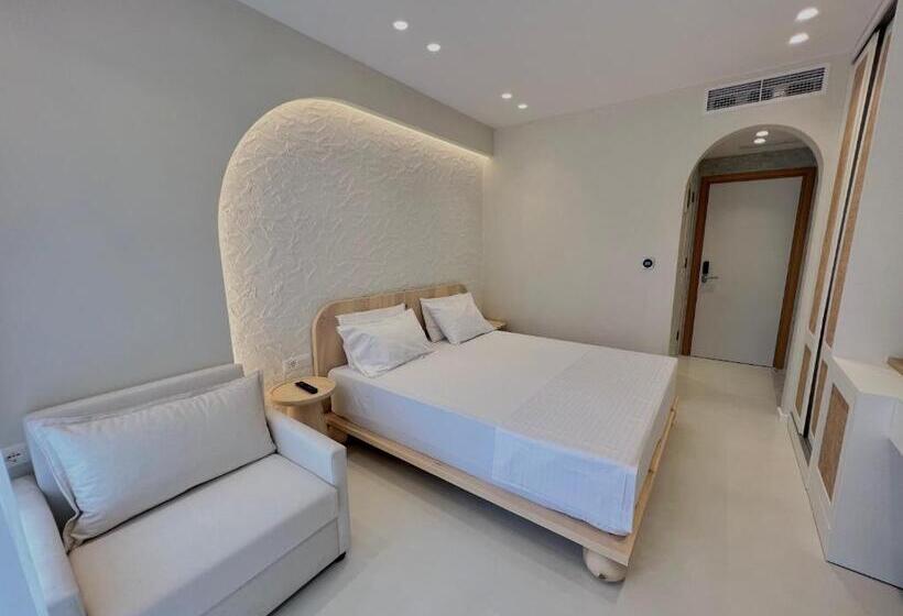 חדר דלוקס, Dimitri