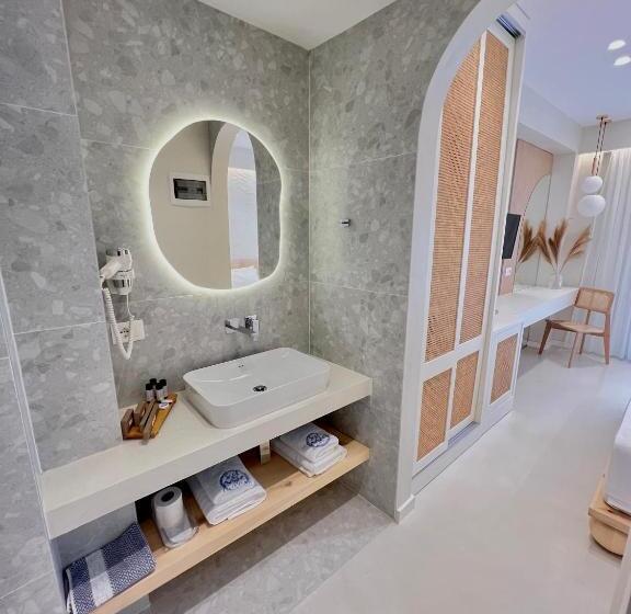 חדר דלוקס, Dimitri