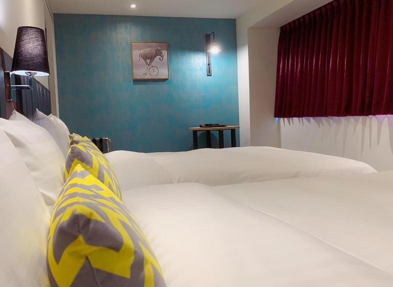 اتاق استاندارد چهار تخته, Gold Inn