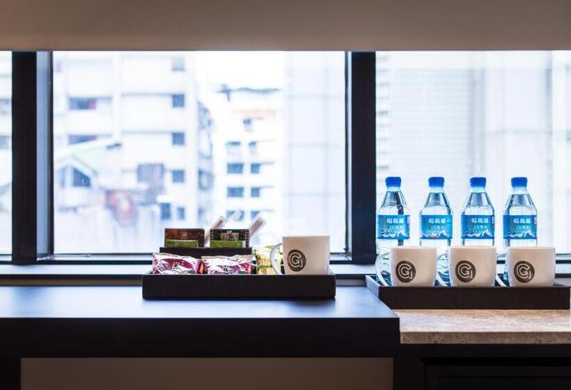 اتاق استاندارد چهار تخته, Gold Inn