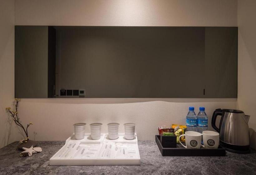 اتاق استاندارد چهار تخته, Gold Inn