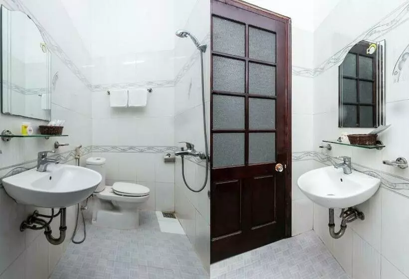 اتاق استاندارد چهارنفره با بالکن, Honey Hotel Da Nang