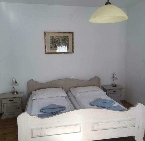 חדר סטנדרט לשלושה עם מרפסת, Káptalan Vendégház