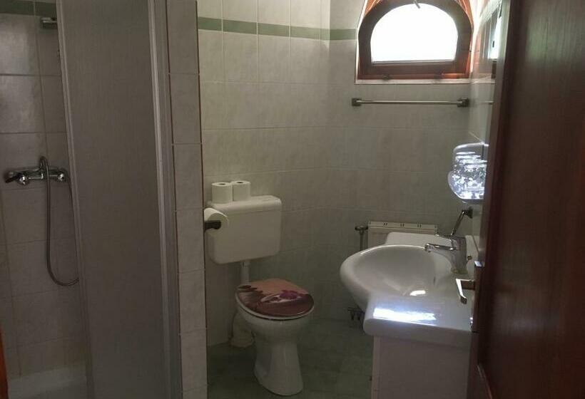 חדר סטנדרט לשלושה עם מרפסת, Káptalan Vendégház