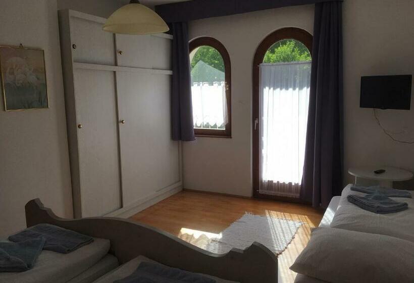 חדר סטנדרט לשלושה עם מרפסת, Káptalan Vendégház