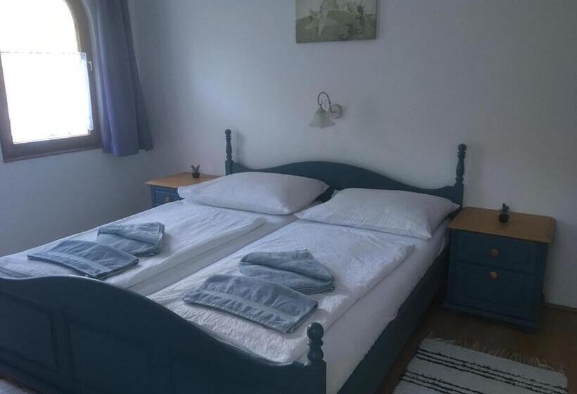 חדר סטנדרט לשלושה עם מרפסת, Káptalan Vendégház