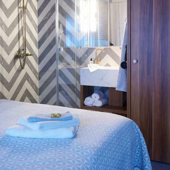 غرفة ديلوكس, Five Rooms