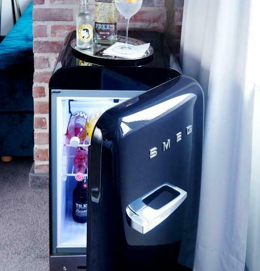 غرفة ديلوكس, Five Rooms