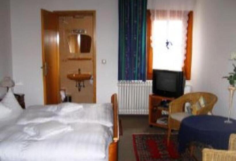 غرفة قياسية ثلاثية, Goldner Engel, Restaurant   Hotel   Metzgerei