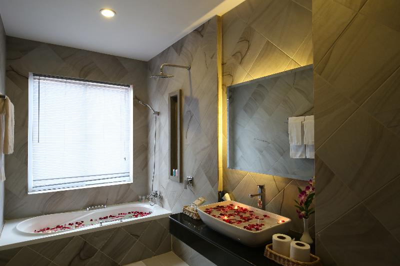 Номер Deluxe, Holy Angkor