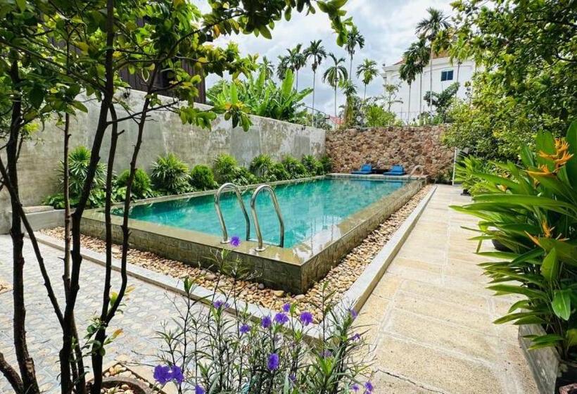 Номер Deluxe, Holy Angkor