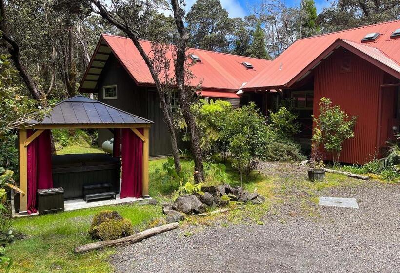 חדר דחוקס עם מיטת קינג, Volcano Village Estates