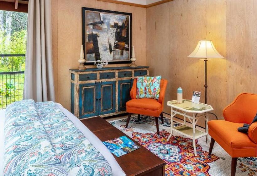 חדר דחוקס עם מיטת קינג, Volcano Village Estates