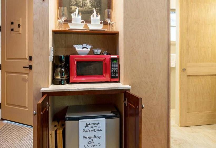 חדר בסיסי, Volcano Village Estates