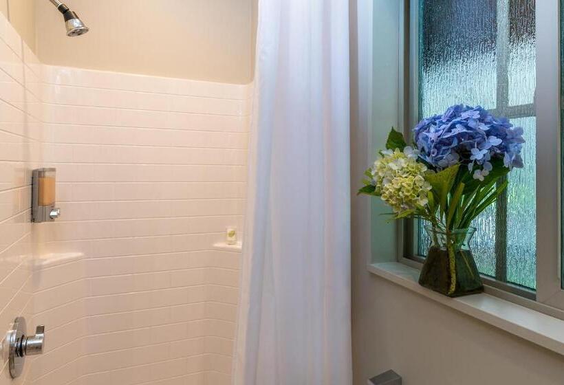 חדר בסיסי, Volcano Village Estates