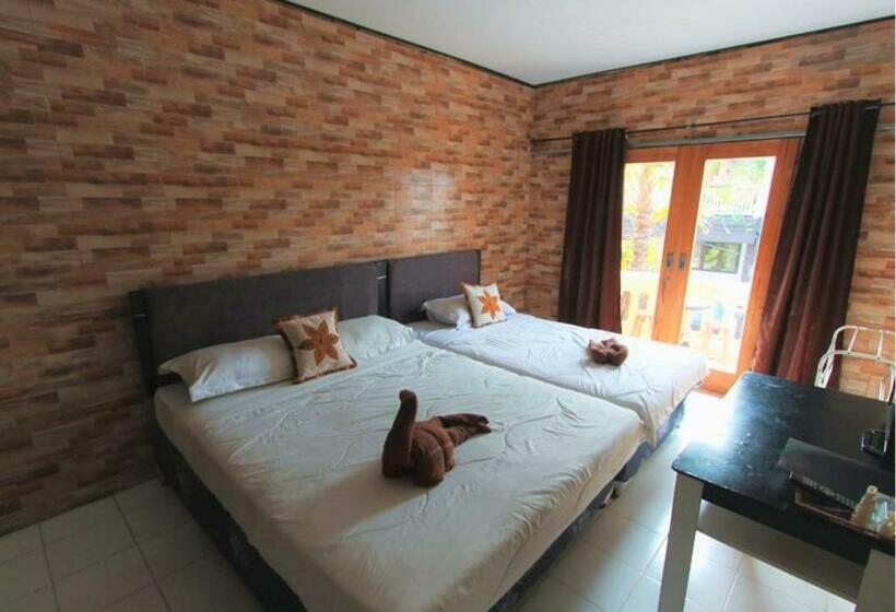 Трехместный Номер Стандарт с Балконом, Clamonic House Nusa Dua