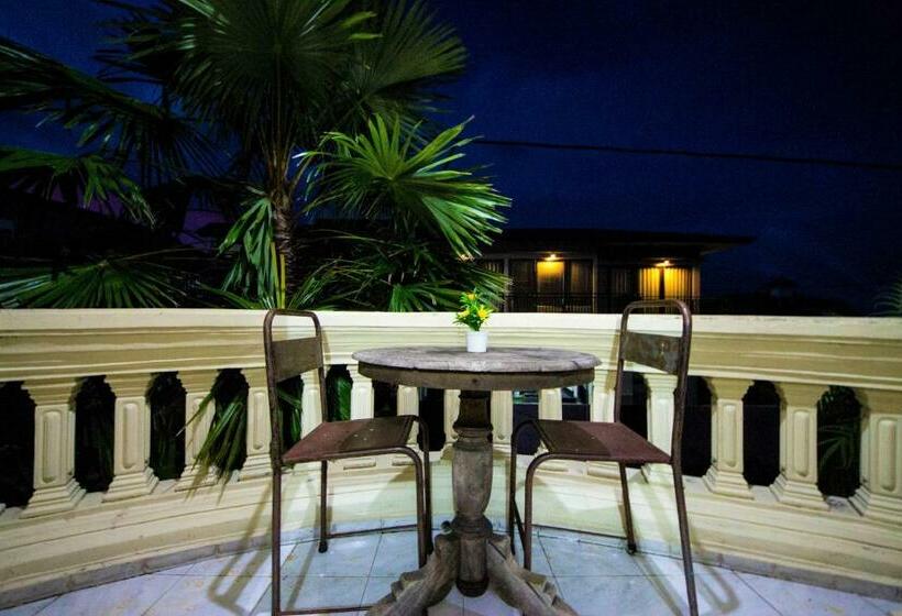 Трехместный Номер Стандарт с Балконом, Clamonic House Nusa Dua