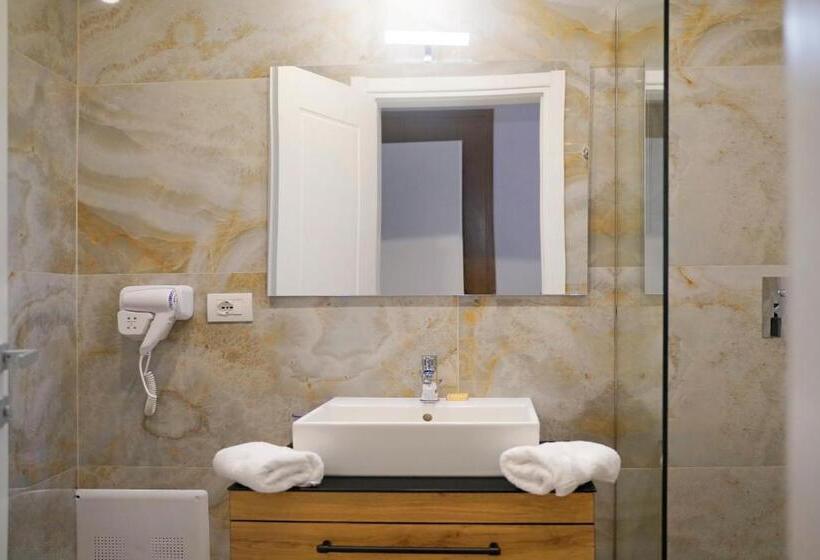 サイドオーシャンビュースタンダードルーム, Dorchester