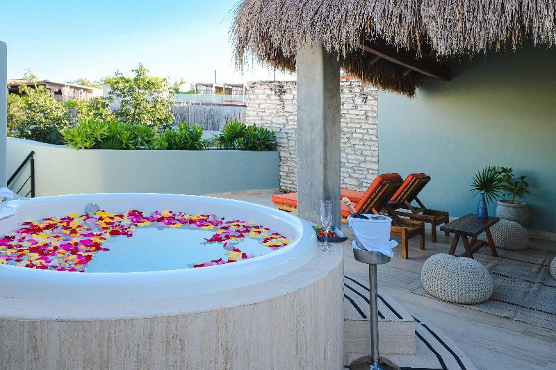 מיטת קינג בסוויטה, Kimpton Aluna Resort Tulum, An Ihg