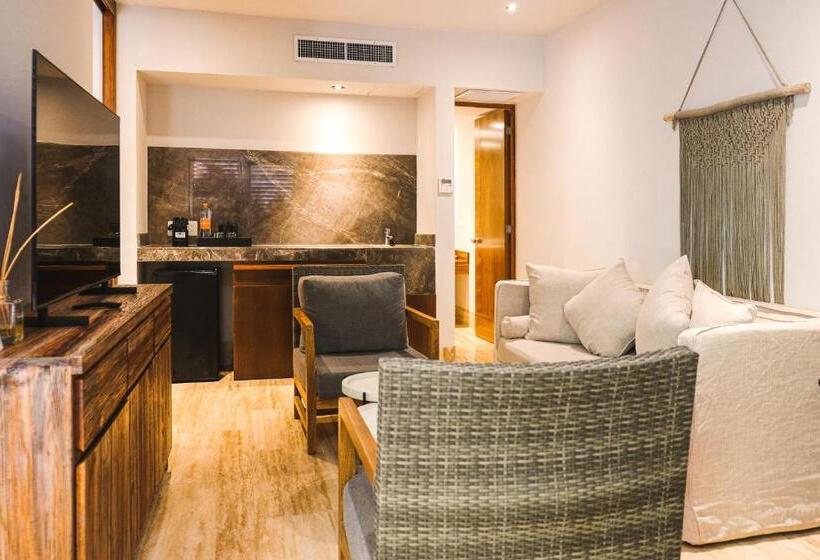 מיטת קינג בסוויטה, Kimpton Aluna Resort Tulum, An Ihg