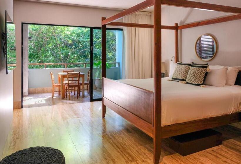 מיטת קינג בסוויטה, Kimpton Aluna Resort Tulum, An Ihg