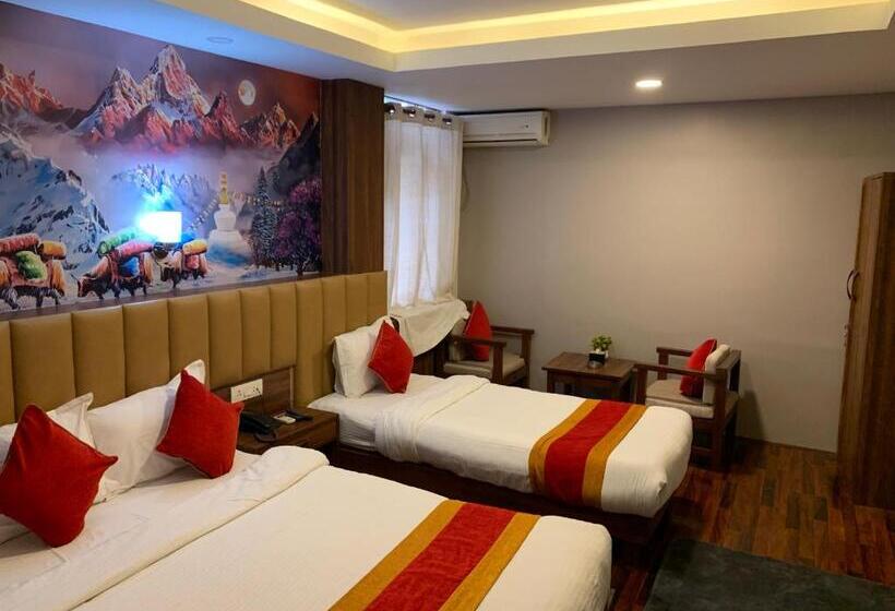 اتاق لوکس خانوادگی, Redstone Regency