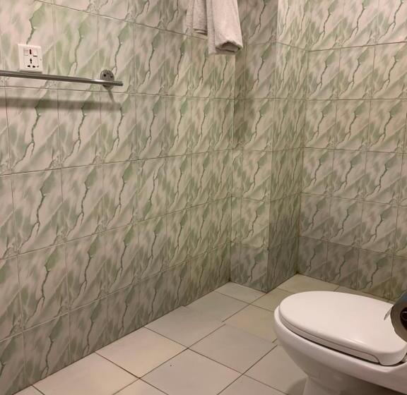 اتاق لوکس خانوادگی, Redstone Regency