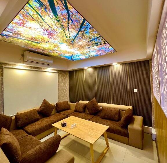 اتاق اکونومی, Redstone Regency