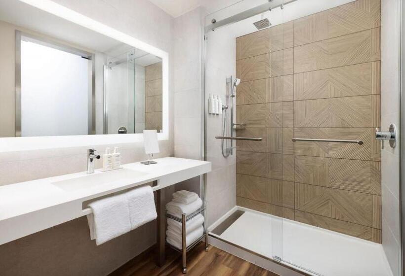 غرفة ديلوكس سرير كينج مطلة على المدينة, Ac Hotel By Marriott Honolulu   All New