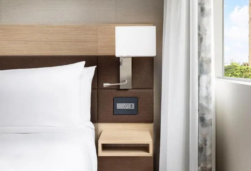 キングサイズベッド、シティビューデラックスルーム, Ac Hotel By Marriott Honolulu