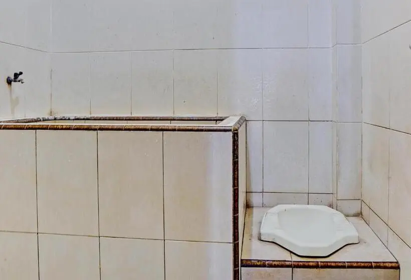 エコノミールーム, Spot On 93107 Homestay H. Syarif Syariah   Bandar Gresik