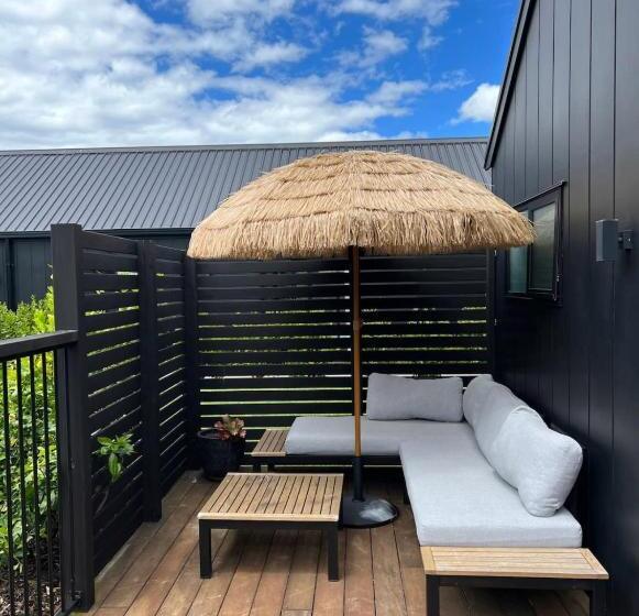 סטודיו דלוקס, Private By The Beach