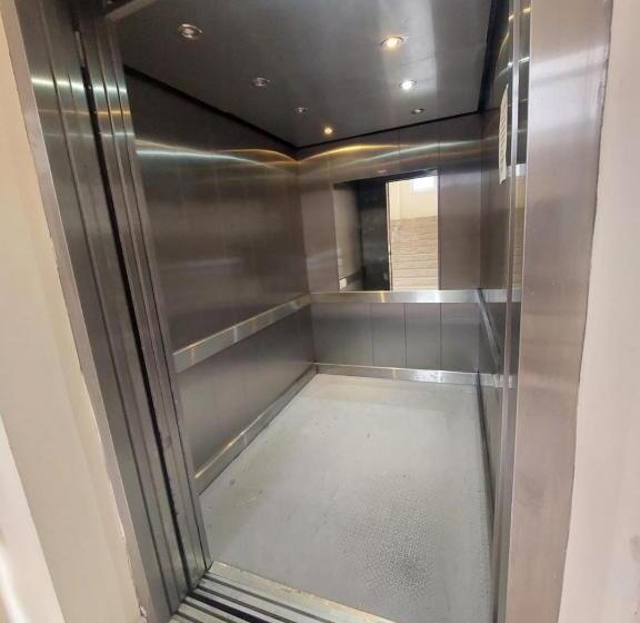 דירת חדר, Eros Otel