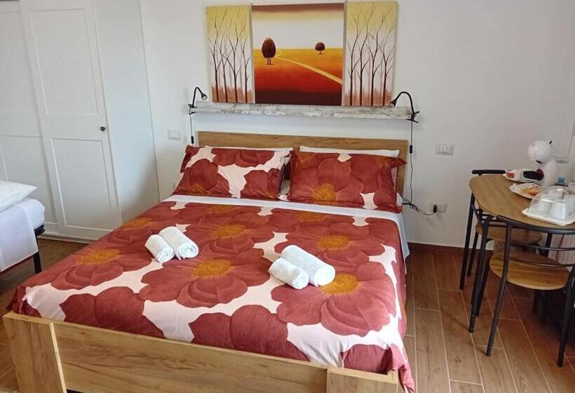 اتاق لوکس با بالکن و چشم‌انداز دریا, B&b La Casa Di Polly