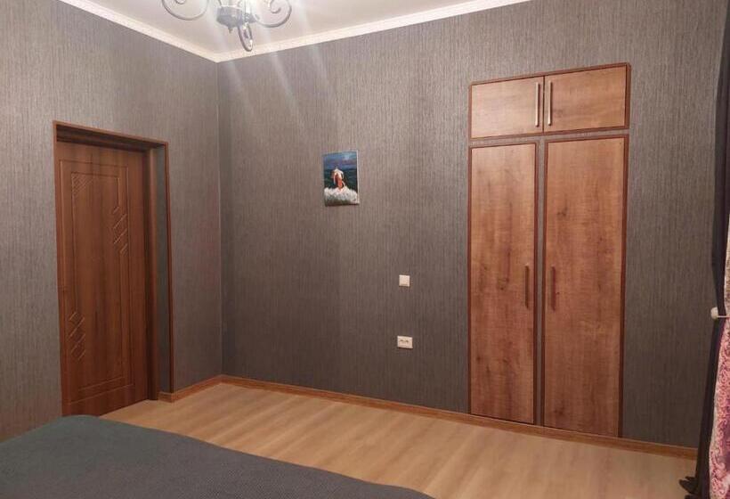 اتاق استاندارد با بالکن, Eye Hostel