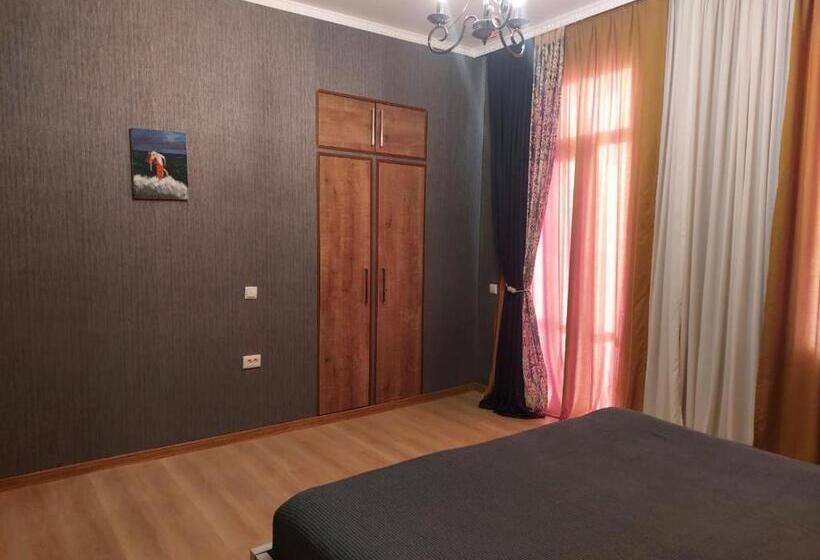 اتاق استاندارد با بالکن, Eye Hostel