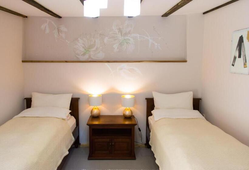 اتاق استاندارد, стаи за гости в ритрийт център светлина мир любов Guest Rooms In Light Peace Love Center