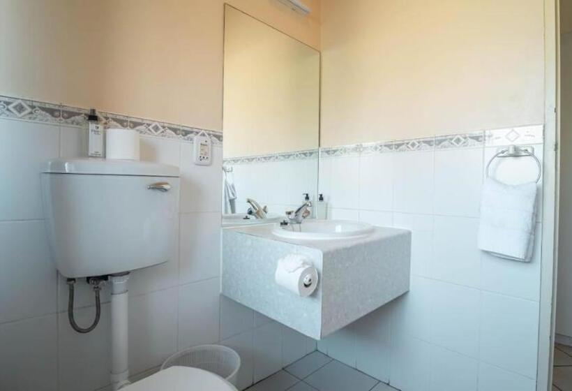 חדר משפחתי, Broadway Boston