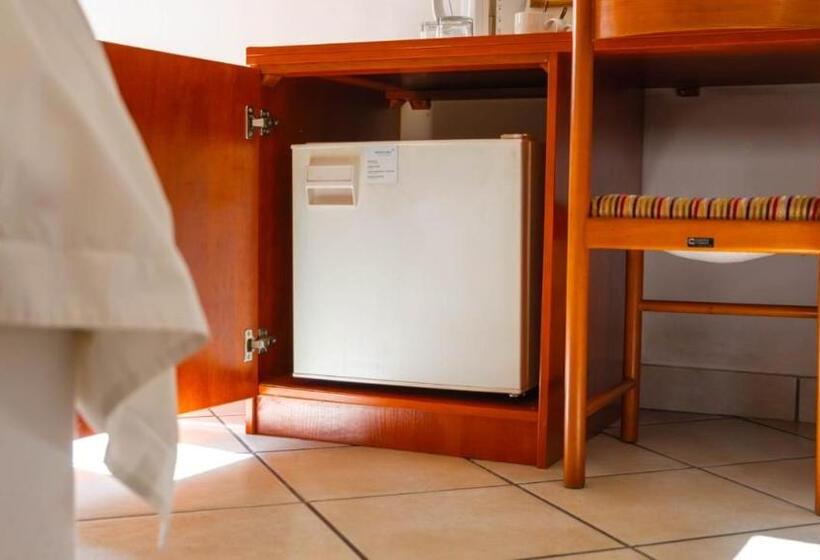 חדר משפחתי, Broadway Boston