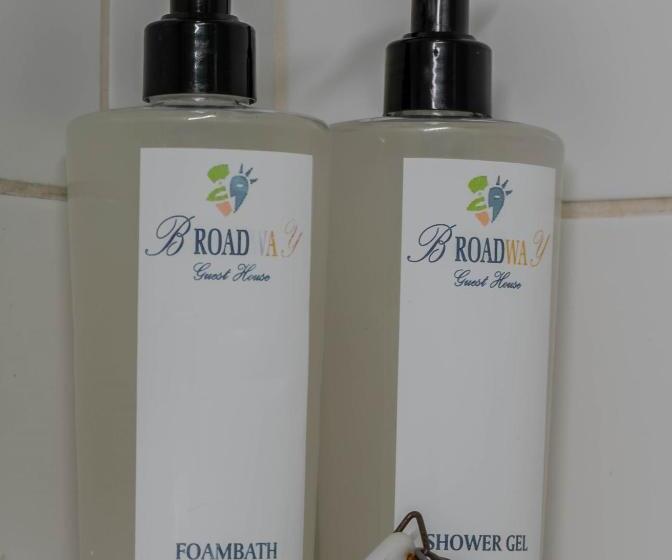 חדר משפחתי, Broadway Boston