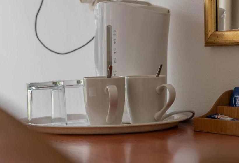 חדר משפחתי, Broadway Boston