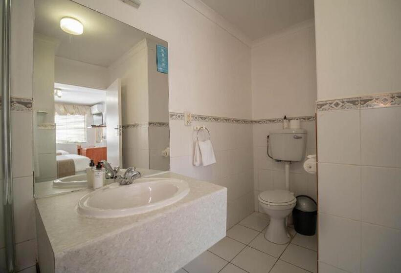 חדר משפחתי, Broadway Boston