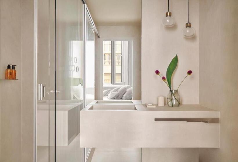 اتاق سوپریور, Crossing Manzoni