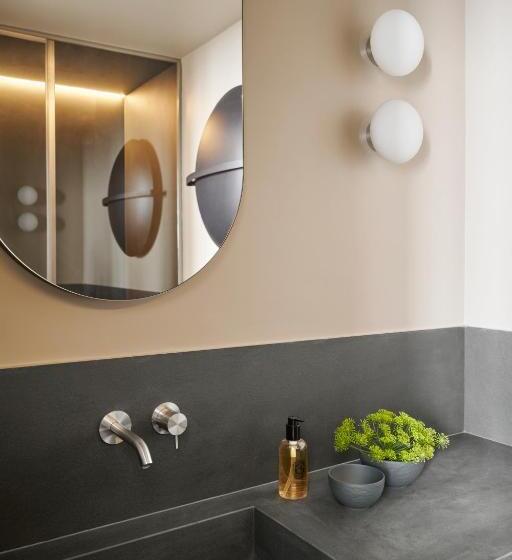 اتاق لوکس, Crossing Manzoni