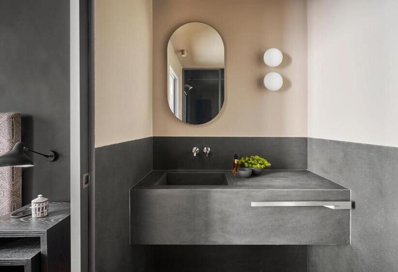 اتاق لوکس, Crossing Manzoni